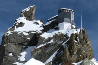 La cabane Bertol trône sur un éperon rocheux au fond du Val d’Hérens, à plus de 3'300 mètres d'altitude